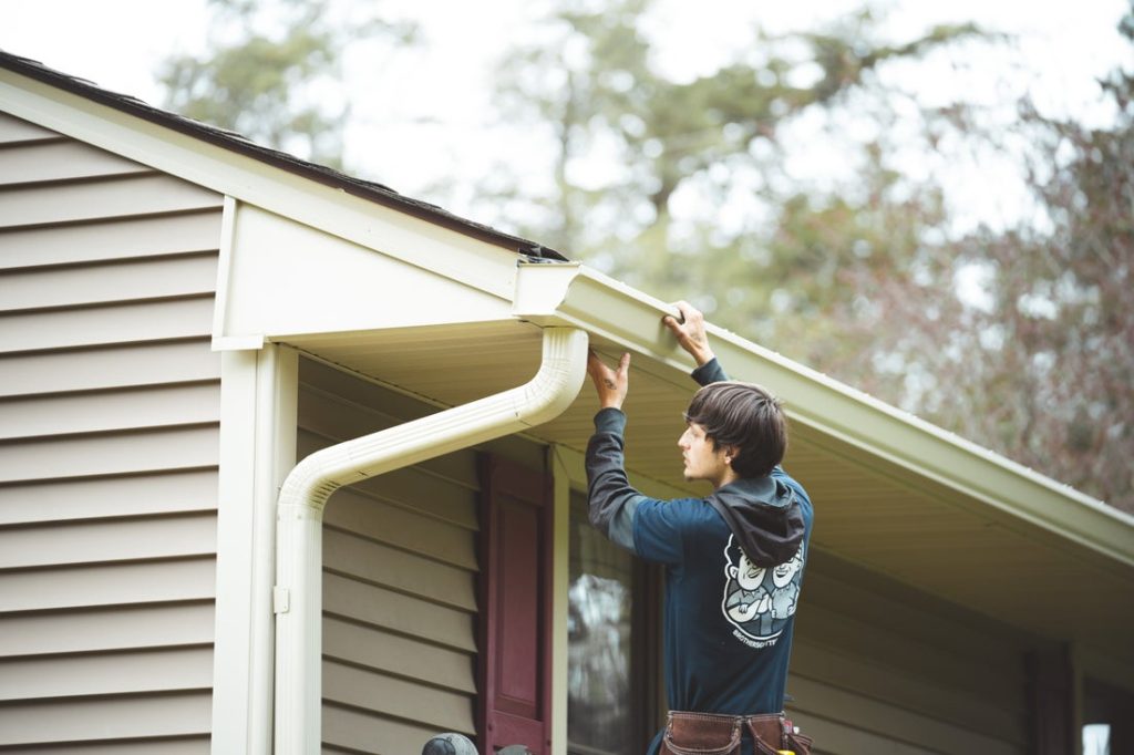 Seamless gutter installation